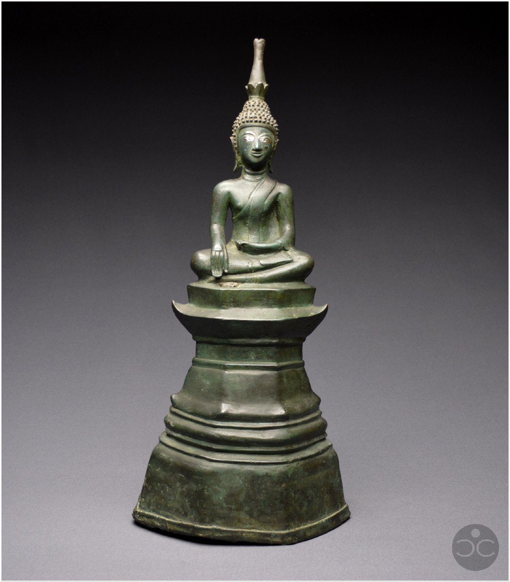 Laos, XVIIIème siècle, Important Bouddha Maravijaya en bronze à patine verte et incrustations d'argent-photo-2