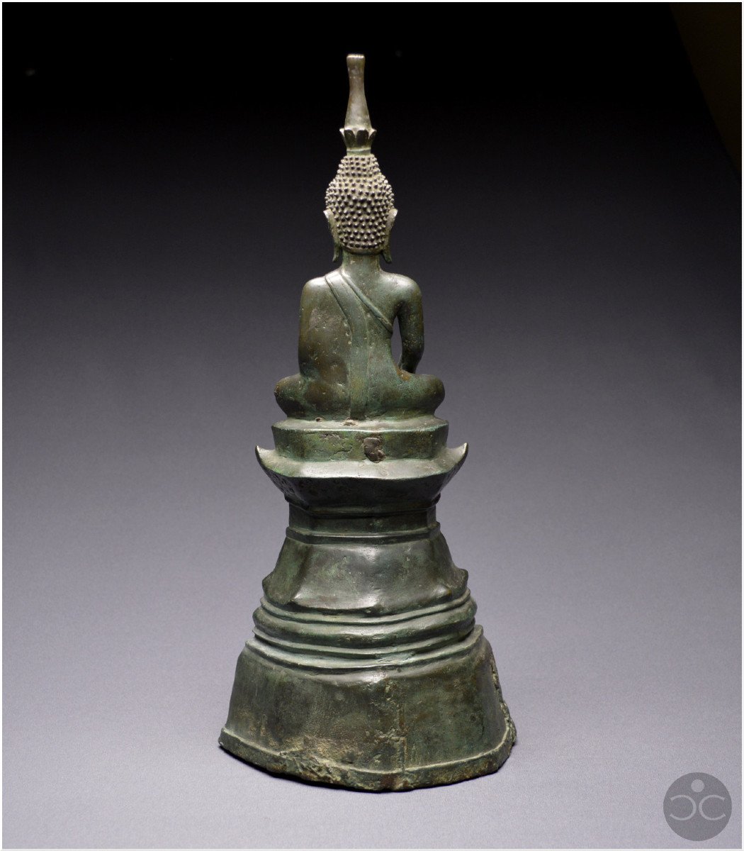Laos, XVIIIème siècle, Important Bouddha Maravijaya en bronze à patine verte et incrustations d'argent-photo-1