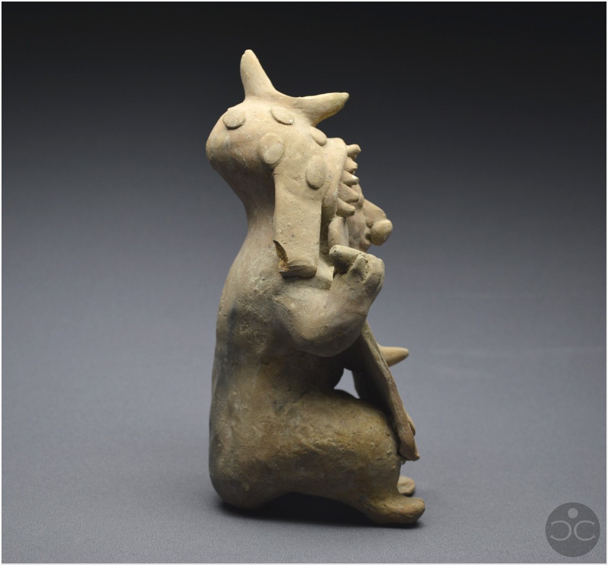 Équateur, 500 av - 500 ap J. -C., Culture Jama-Coaque, Shaman aux offrandes, Céramique ocre-photo-1