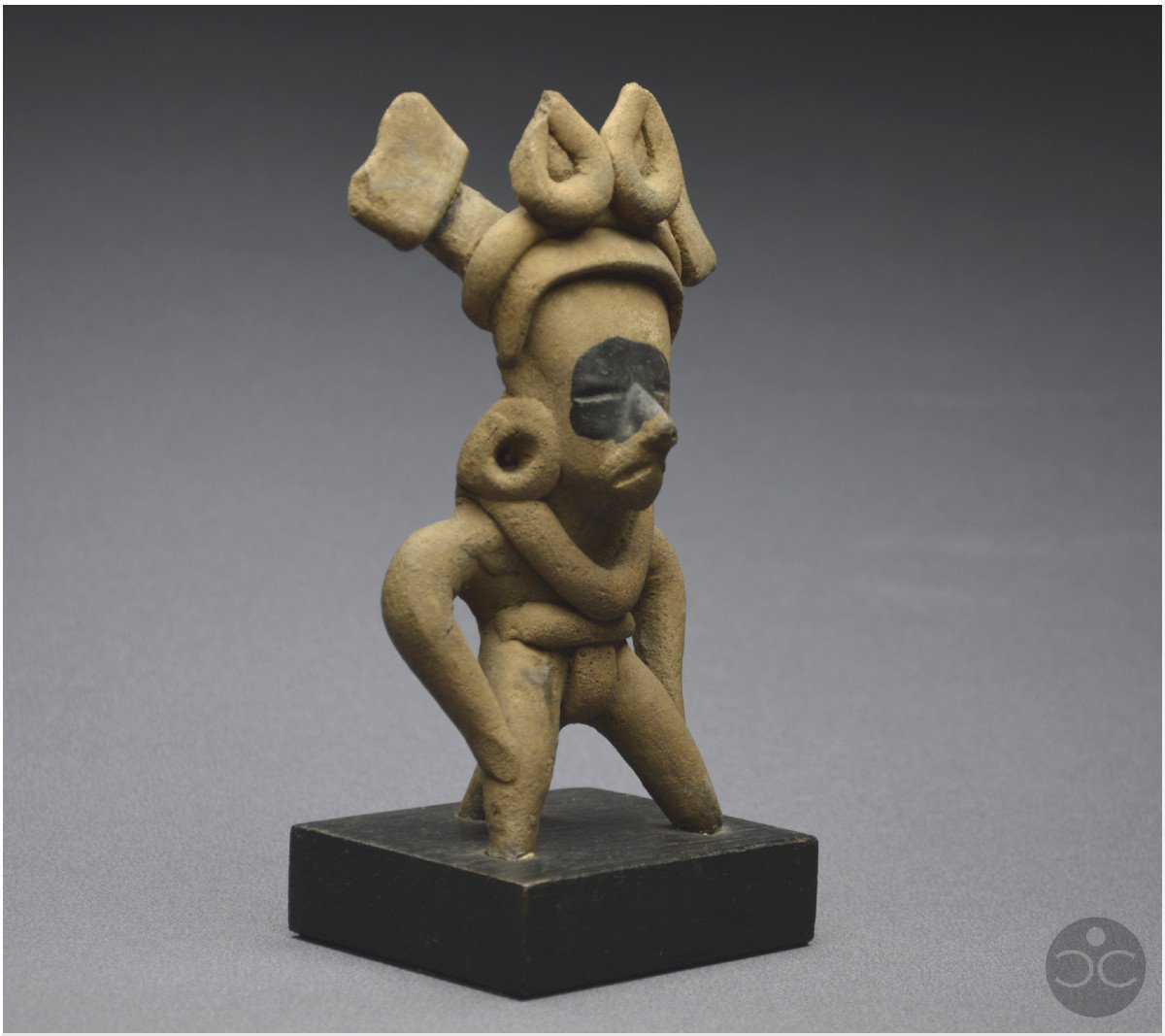 Mexique,  450 - 750 ap J. -C, Culture Veracruz, Sifflet rituel anthropomorphe, Céramique beige-photo-2