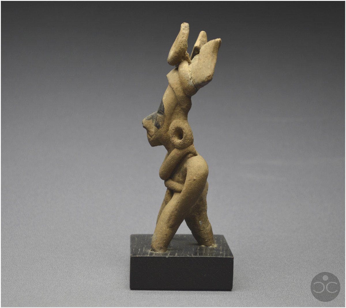 Mexique,  450 - 750 ap J. -C, Culture Veracruz, Sifflet rituel anthropomorphe, Céramique beige-photo-1