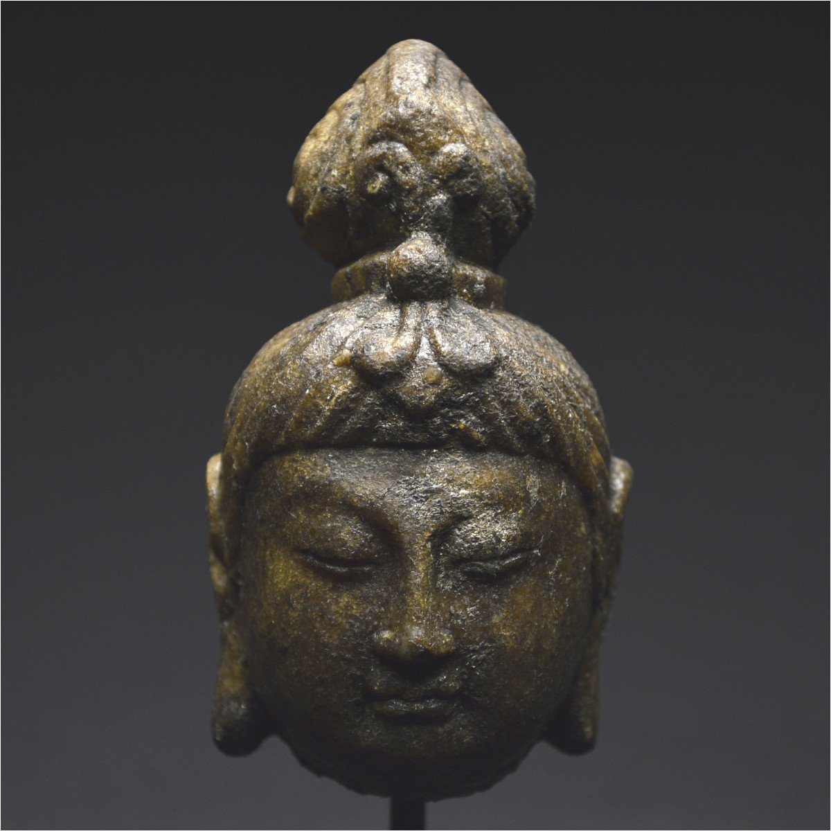 Chine, Dynastie Tang (618-907 ap J. -C.), Tête de bodhisattva en pierre couleur ambre