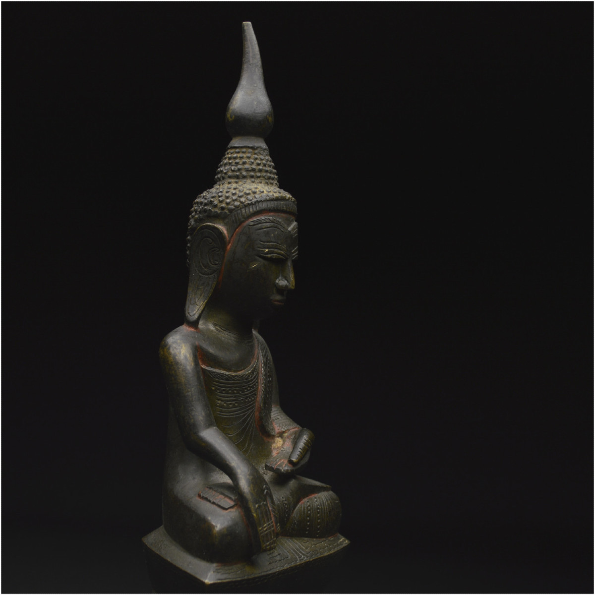 Birmanie, XIXème siècle, Statuette du Bouddha Maravijaya, Bronze avec rehauts de laque