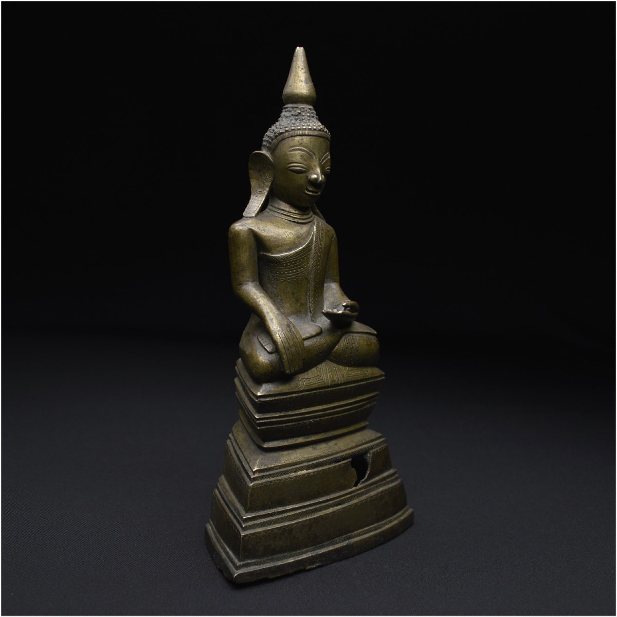 Birmanie, Fin du XIXème siècle, Statuette en alliage cuivreux représentant le Bouddha Sakyamuni-photo-2