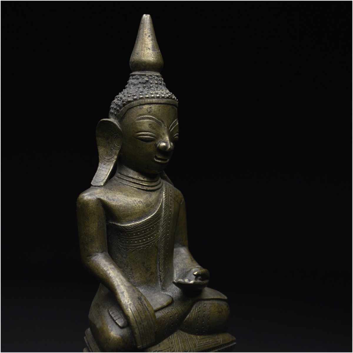 Birmanie, Fin du XIXème siècle, Statuette en alliage cuivreux représentant le Bouddha Sakyamuni-photo-4
