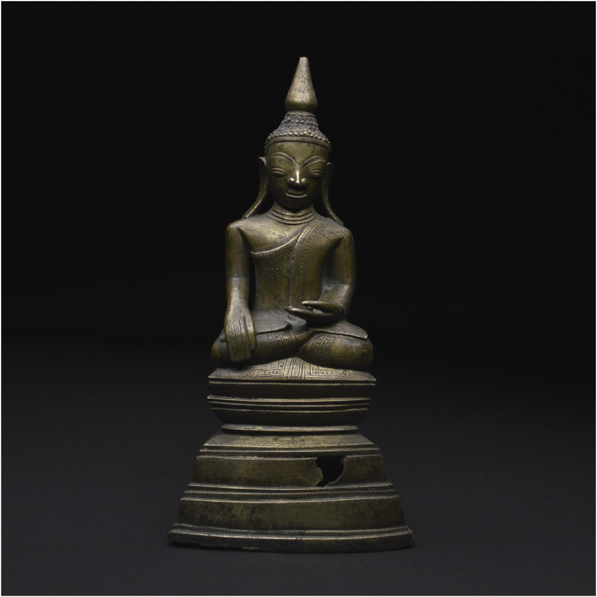 Birmanie, Fin du XIXème siècle, Statuette en alliage cuivreux représentant le Bouddha Sakyamuni