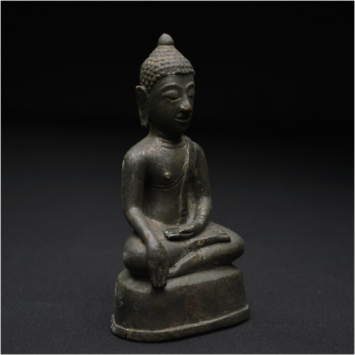 Ancien Royaume de Siam, XIXème siècle, Statuette du Bouddha Maravijaya en bronze