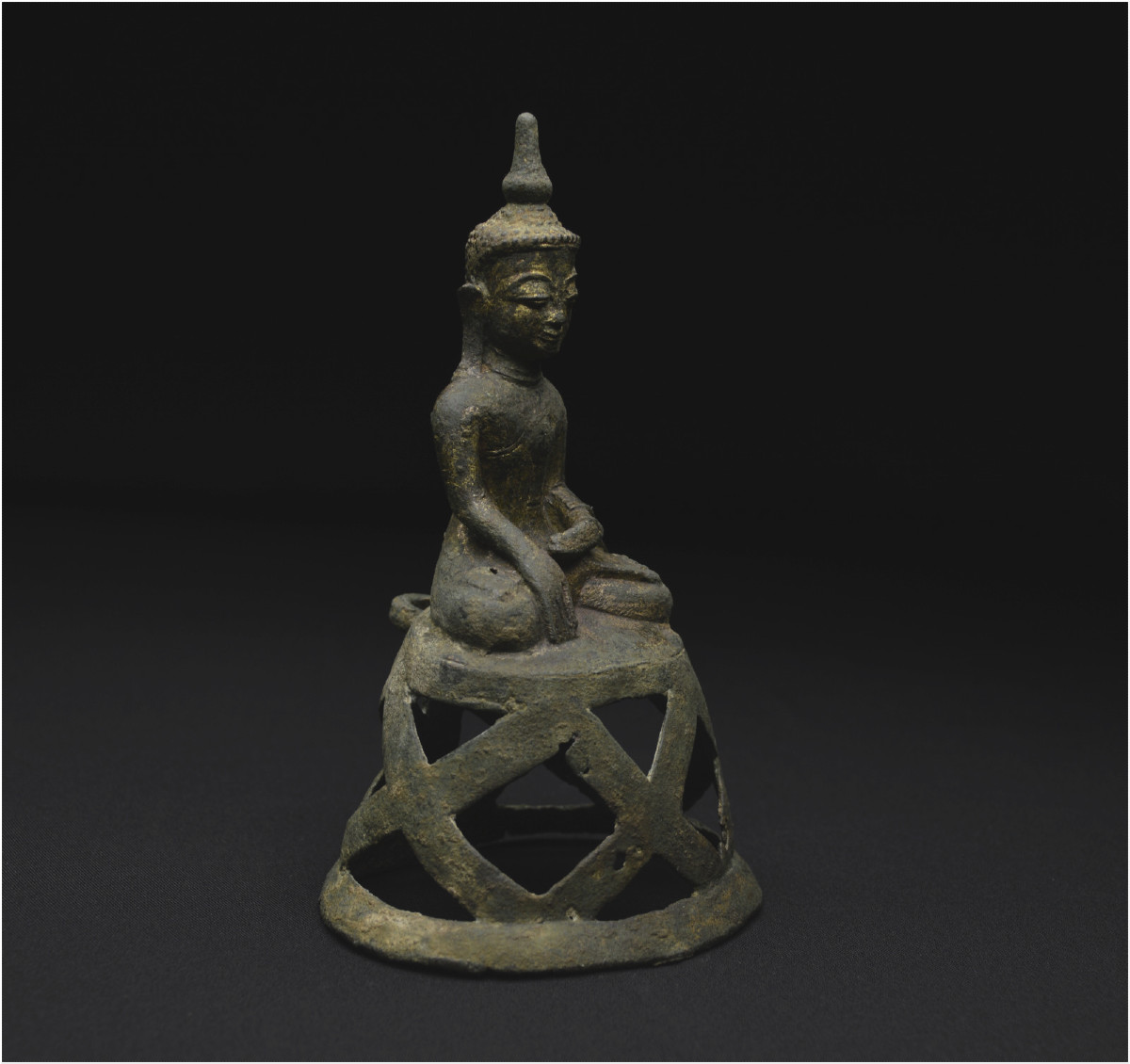 Birmanie, XIXème siècle, Représentation du Bouddha Maravijaya, Alliage cuivreux