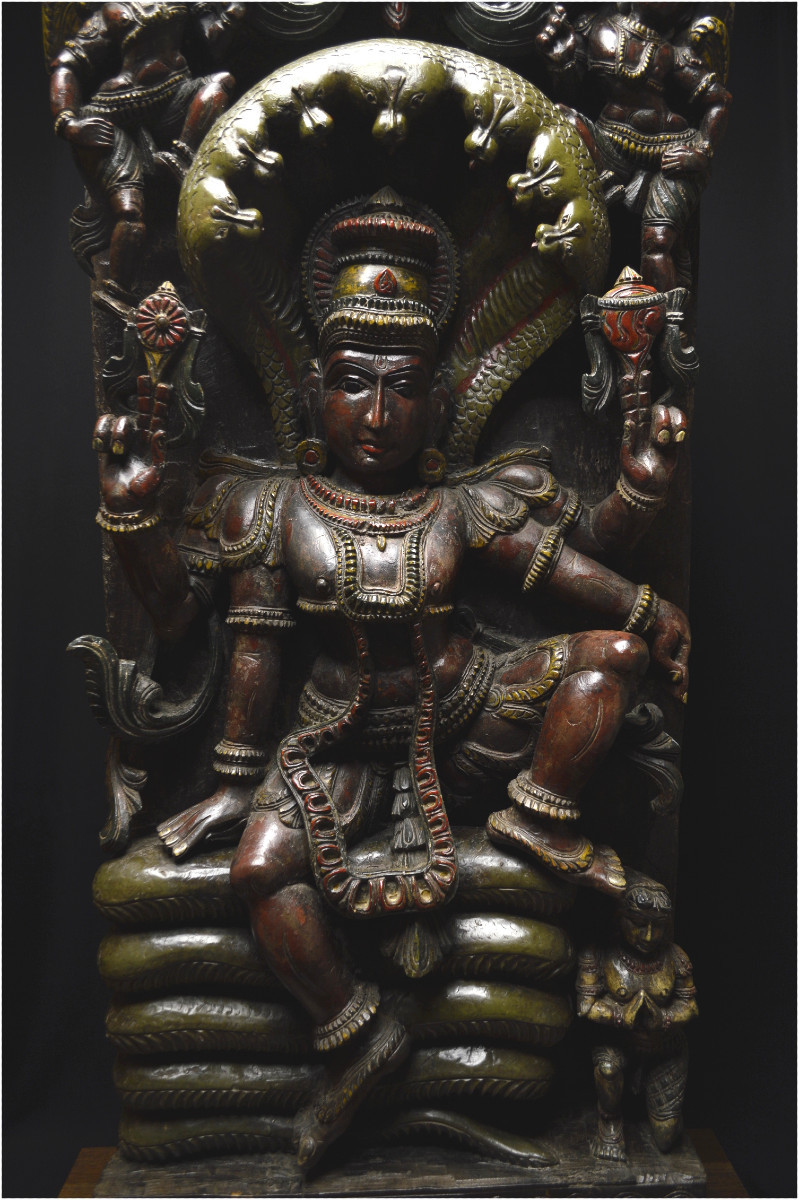 Inde, Fin XIXème - début XXème siècle, Grand panneau en bois polychrome représentant Vishnou