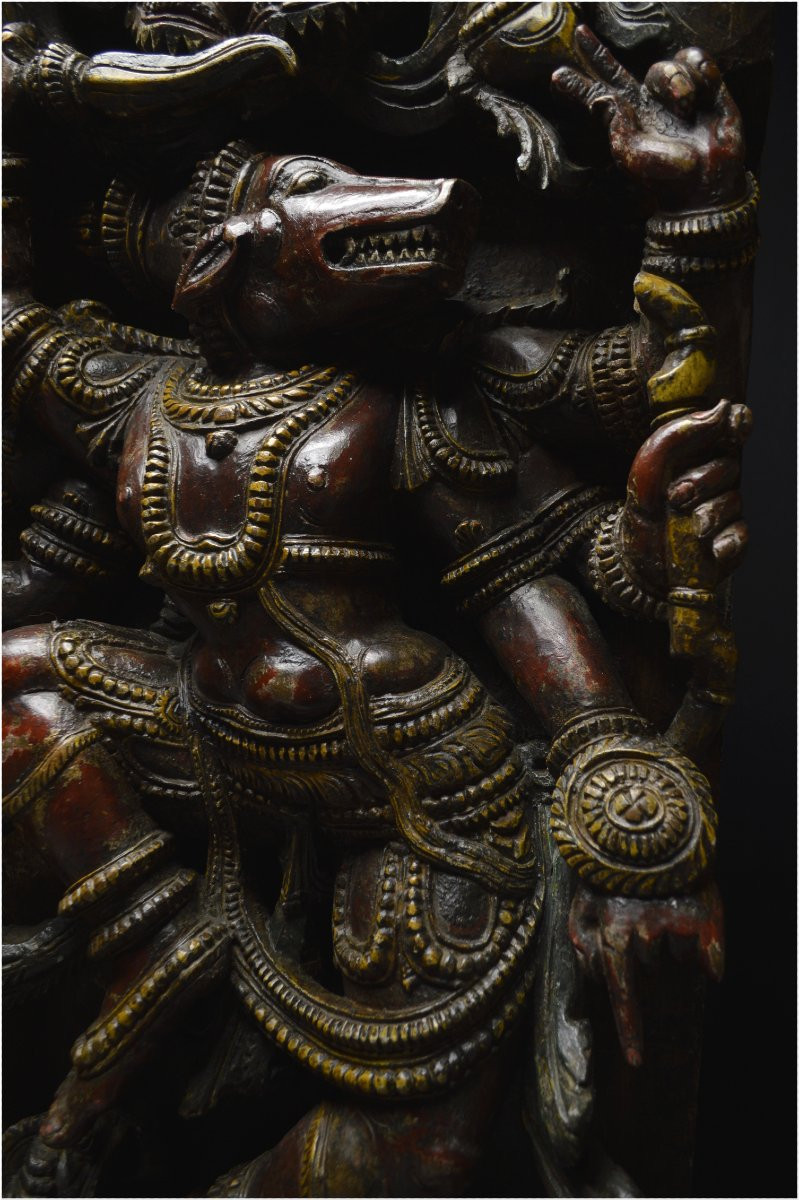Inde, Fin XIXème - début XXème siècle, Grand panneau en bois polychrome représentant Varaha-photo-1
