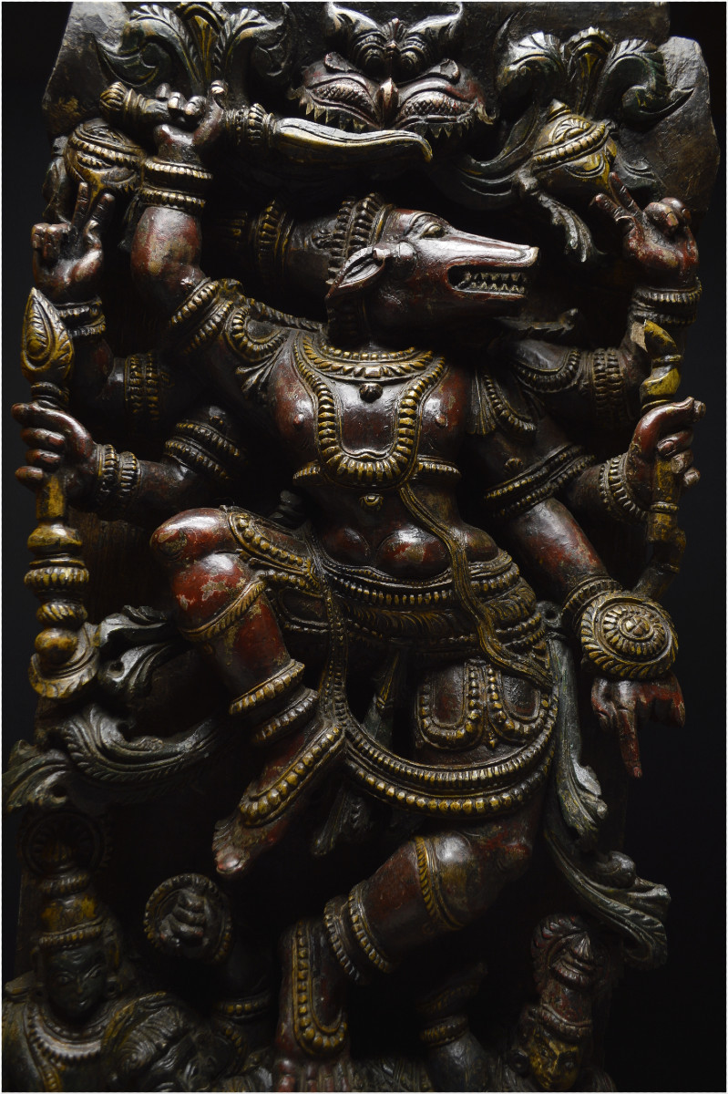 Inde, Fin XIXème - début XXème siècle, Grand panneau en bois polychrome représentant Varaha
