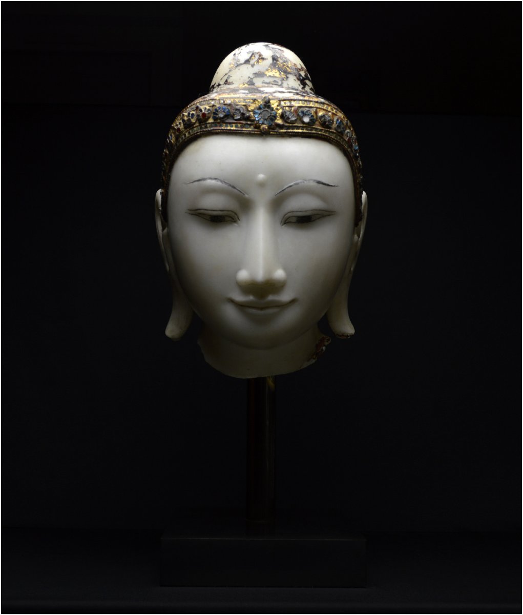 Birmanie, Dynastie Konbaung (1752 - 1885), Grande tête de Bouddha, Marbre laqué et doré-photo-2