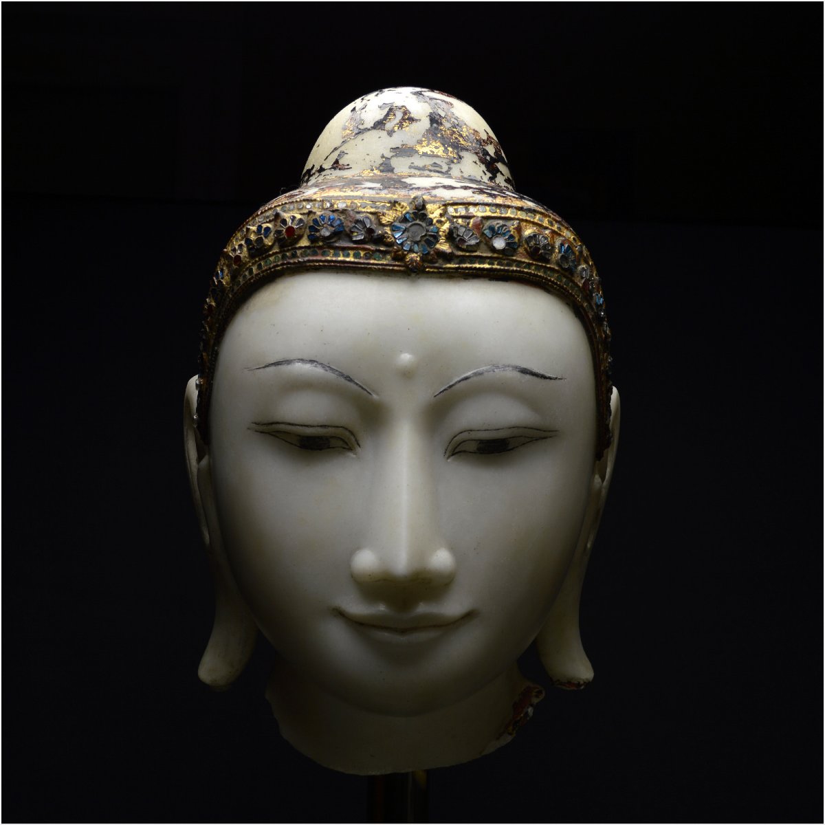 Birmanie, Dynastie Konbaung (1752 - 1885), Grande tête de Bouddha, Marbre laqué et doré-photo-3