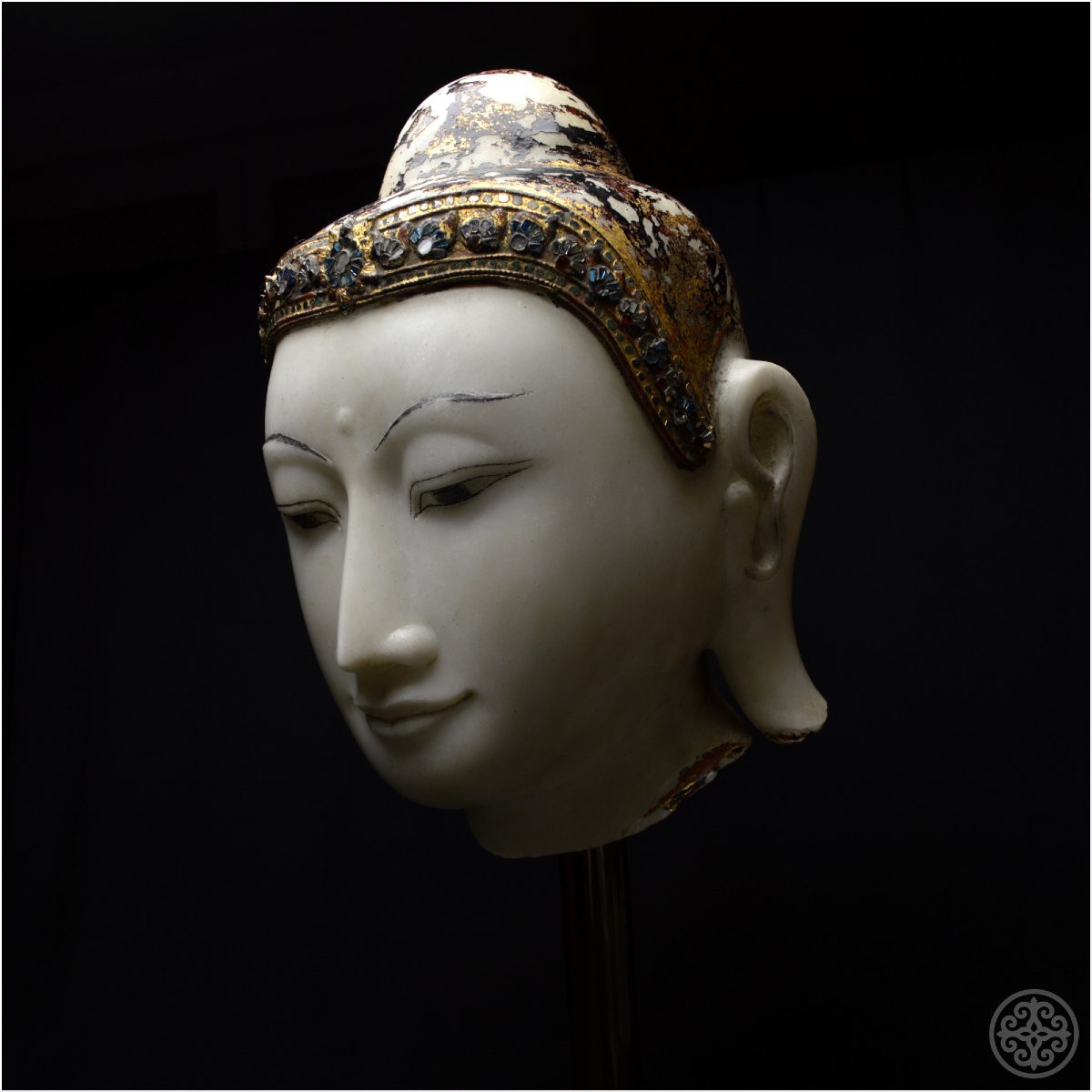 Birmanie, Dynastie Konbaung (1752 - 1885), Grande tête de Bouddha, Marbre laqué et doré-photo-3