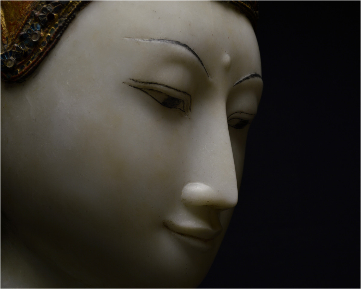 Birmanie, Dynastie Konbaung (1752 - 1885), Grande tête de Bouddha, Marbre laqué et doré