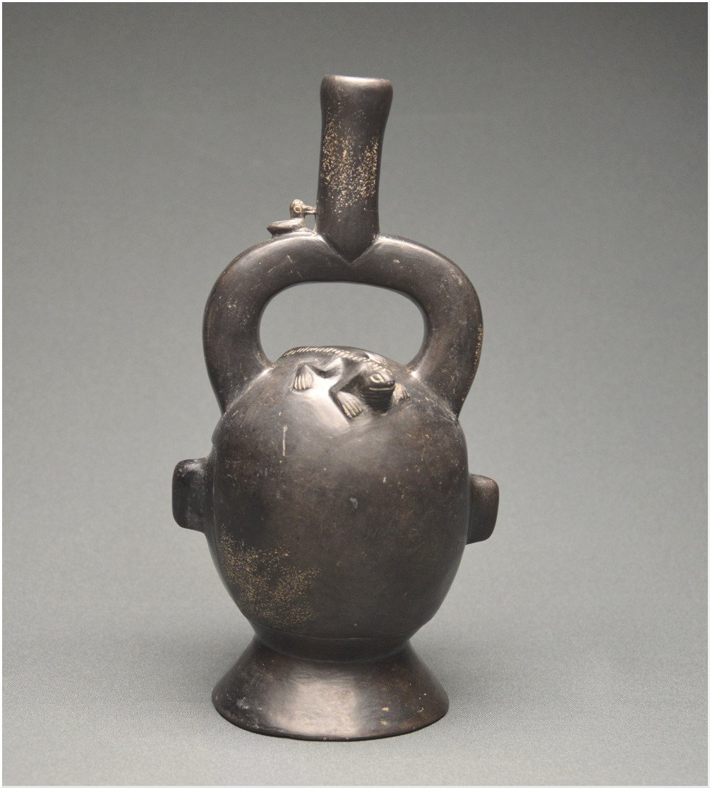 Pérou / Culture Chimú, 1400 - 1521 ap J. -C. / Vase étrier céphalomorphe en céramique vernissée -photo-4