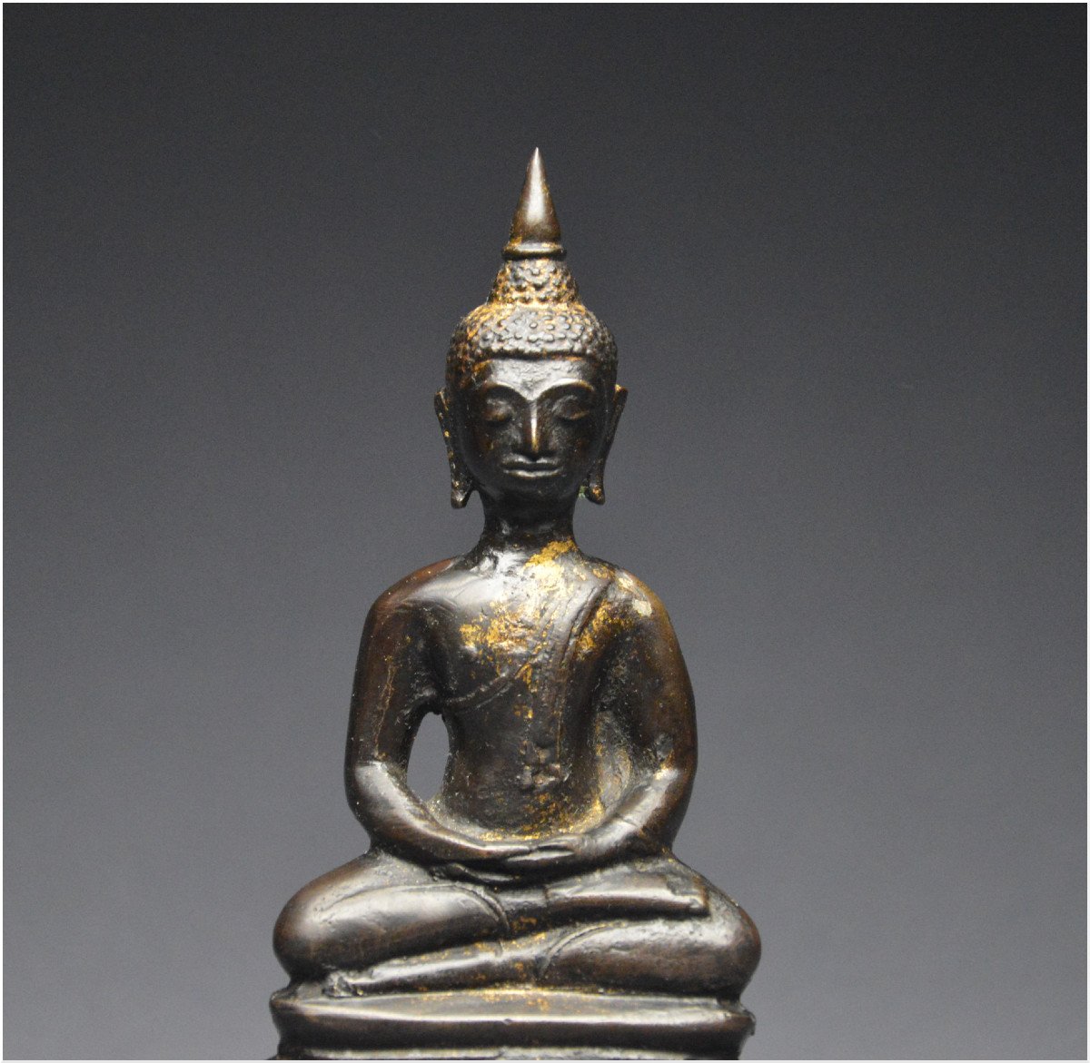 Ancien Royaume de Siam, XVIème - XVIIème siècle, Bouddha en bronze à patine sombre et traces de dorure-photo-2