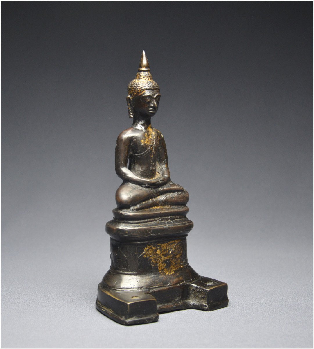 Ancien Royaume de Siam, XVIème - XVIIème siècle, Bouddha en bronze à patine sombre et traces de dorure-photo-3
