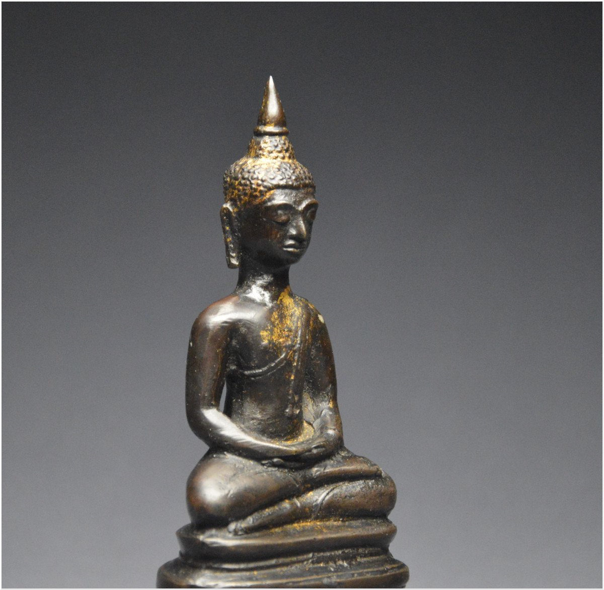 Ancien Royaume de Siam, XVIème - XVIIème siècle, Bouddha en bronze à patine sombre et traces de dorure-photo-4