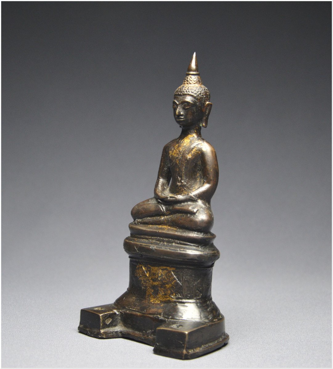 Ancien Royaume de Siam, XVIème - XVIIème siècle, Bouddha en bronze à patine sombre et traces de dorure-photo-1