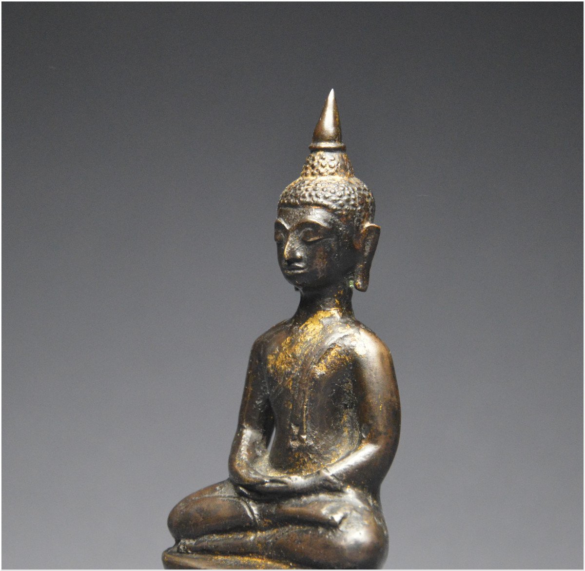 Ancien Royaume de Siam, XVIème - XVIIème siècle, Bouddha en bronze à patine sombre et traces de dorure-photo-2