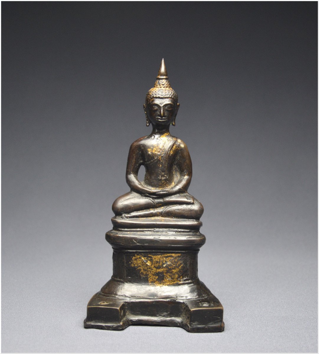 Ancien Royaume de Siam, XVIème - XVIIème siècle, Bouddha en bronze à patine sombre et traces de dorure