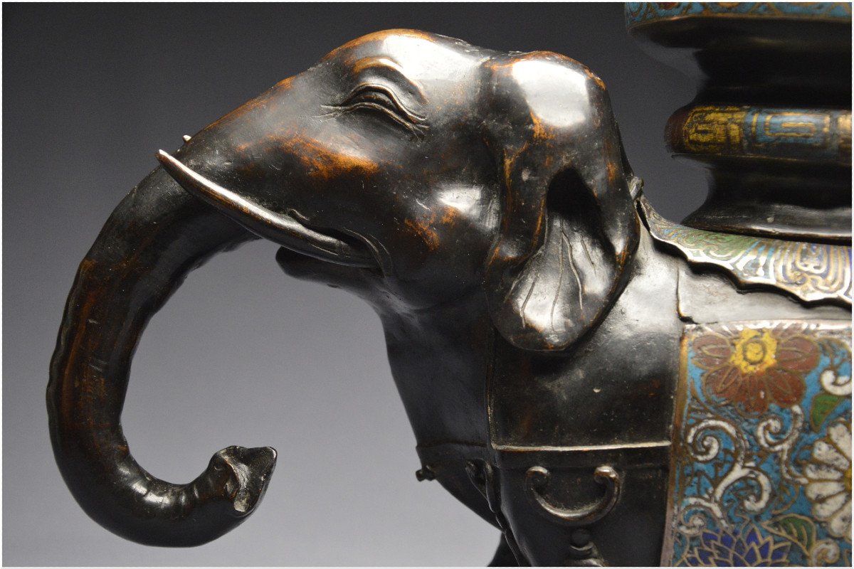 Japon, Ère Meiji (1868 - 1912), Grand brûle-encens à forme d'éléphant en bronze et émaux cloisonnés-photo-3