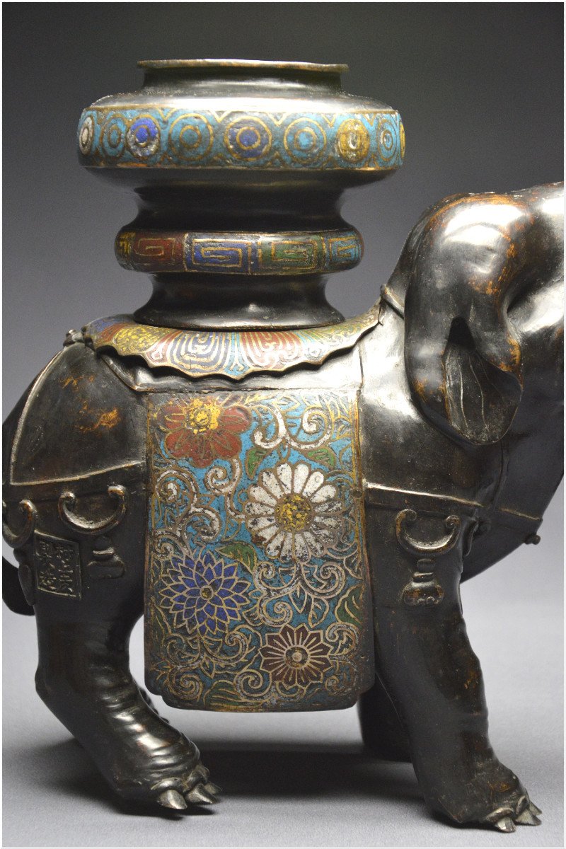 Japon, Ère Meiji (1868 - 1912), Grand brûle-encens à forme d'éléphant en bronze et émaux cloisonnés-photo-5