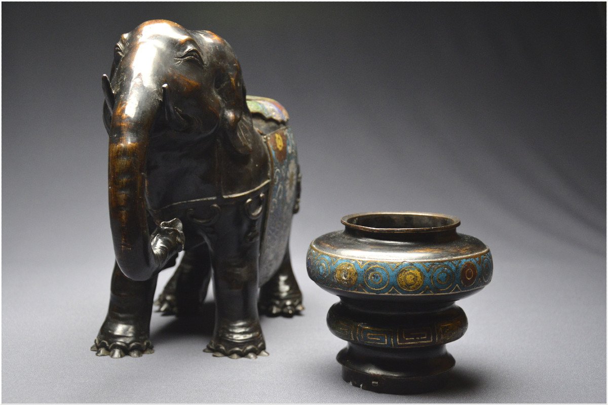 Japon, Ère Meiji (1868 - 1912), Grand brûle-encens à forme d'éléphant en bronze et émaux cloisonnés-photo-8