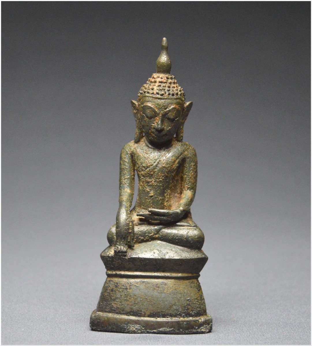 Birmanie, XVIIIème siècle, Représentation de Bouddha en bronze en position bumisparsha mudra