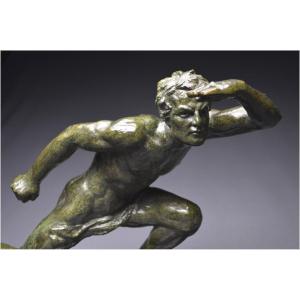 Époque Art Déco, Représentation d'un homme en posture d'affût, Bronze à patine verte, A. OULINE