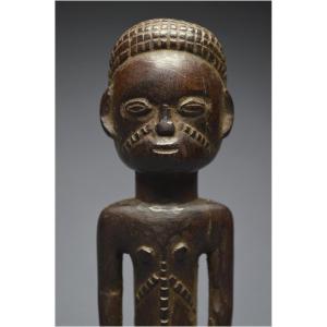 République Démocratique du Congo (ex Zaïre), Peuple Tabwa, Milieu du XXème siècle, Ancienne statuette anthropomorphe à patine sombre brillante