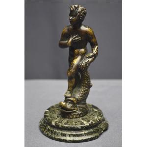Italie, Époque Renaissance, XVIème siècle, Statuette en bronze représentant un jeune homme au dauphin