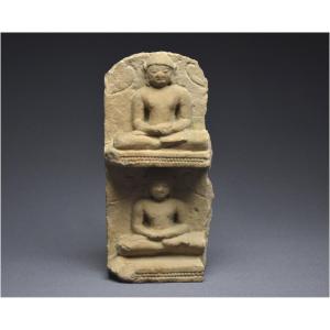 Inde, VIIIème - Xème siècle, Culture jaïne, Fragment de stèle en grès figurant deux Tirthankaras