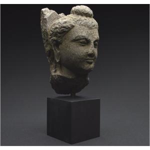 Ancienne région du Gandhara, IIème - IVème siècle ap J. -C., Tête de Bouddha en schiste gris