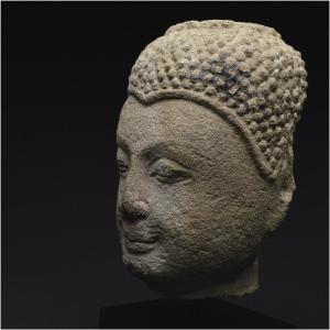 Ancien Royaume de Siam, École d’Ayutthaya, XVIème siècle, Tête de Bouddha en grès, Soclée