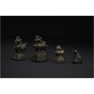 Birmanie, XVIIIème-XIXème siècle, Ensemble de quatre poids à opium en bronze en forme de lion 