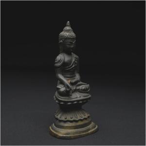 Birmanie, Fin XIXème - Début XXème siècle, Statuette de Bouddha en bronze à patine sombre