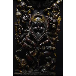 Inde, Fin XIXème - début XXème siècle, Grand panneau en bois polychrome représentant Narasimha