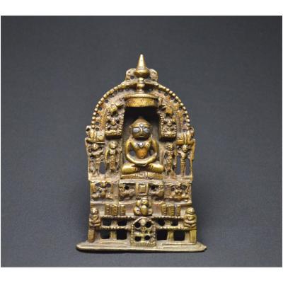 Inde, XIXème siècle, Petit autel en bronze et incrustations d'argent figurant un Tirthankara