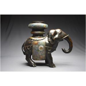 Japon, Ère Meiji (1868 - 1912), Grand brûle-encens à forme d'éléphant en bronze et émaux cloisonnés