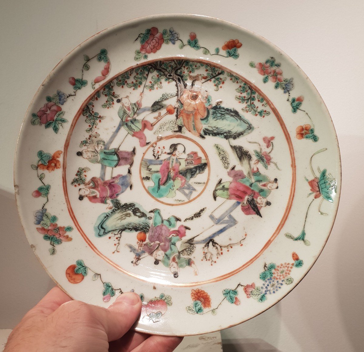 Assiette En Porcelaine Famille Rose Chine, 19-20ème Siècle. Marque Sigilaire