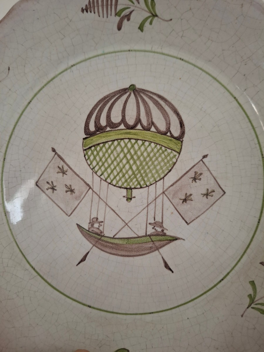 Assiette au ballon ou  à la montgolfière en  faïence. -photo-2