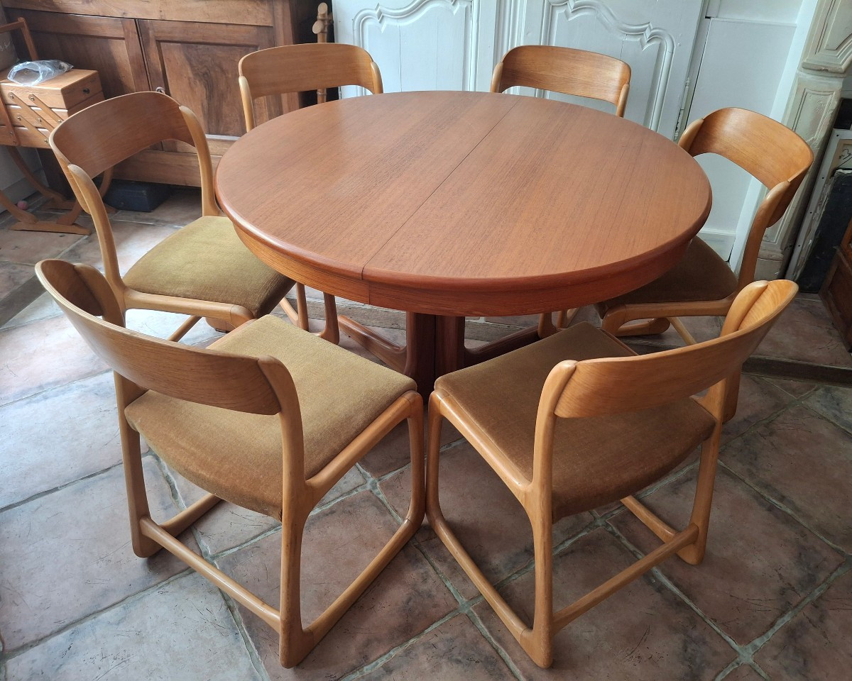 Living Room Or Dining Table With 6 Sled Chairs, Baumann, Circa 1970.