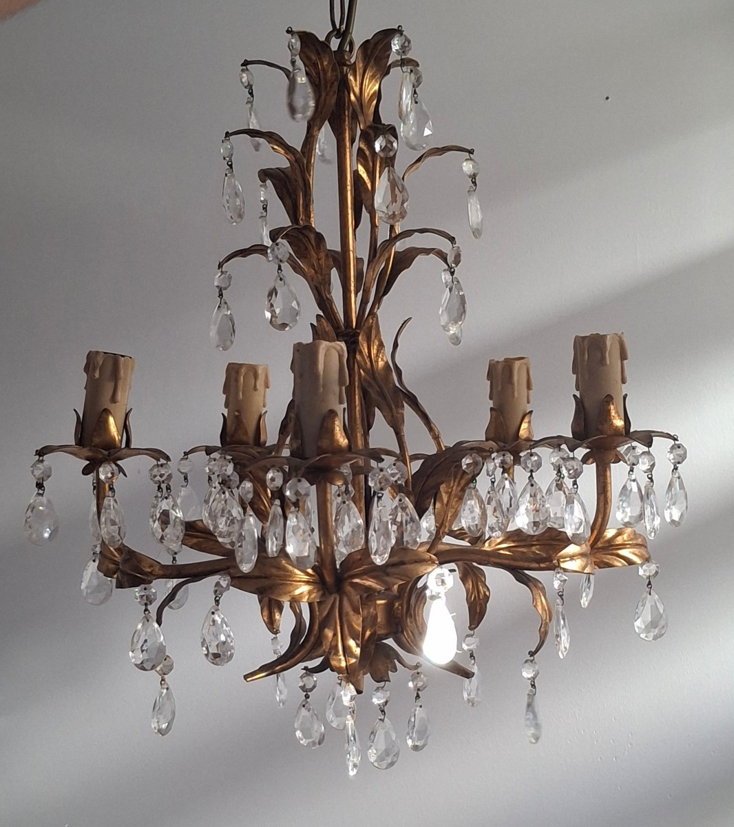 Lustre en métal doré, palette et verre taillé design vers 1970-80-photo-1