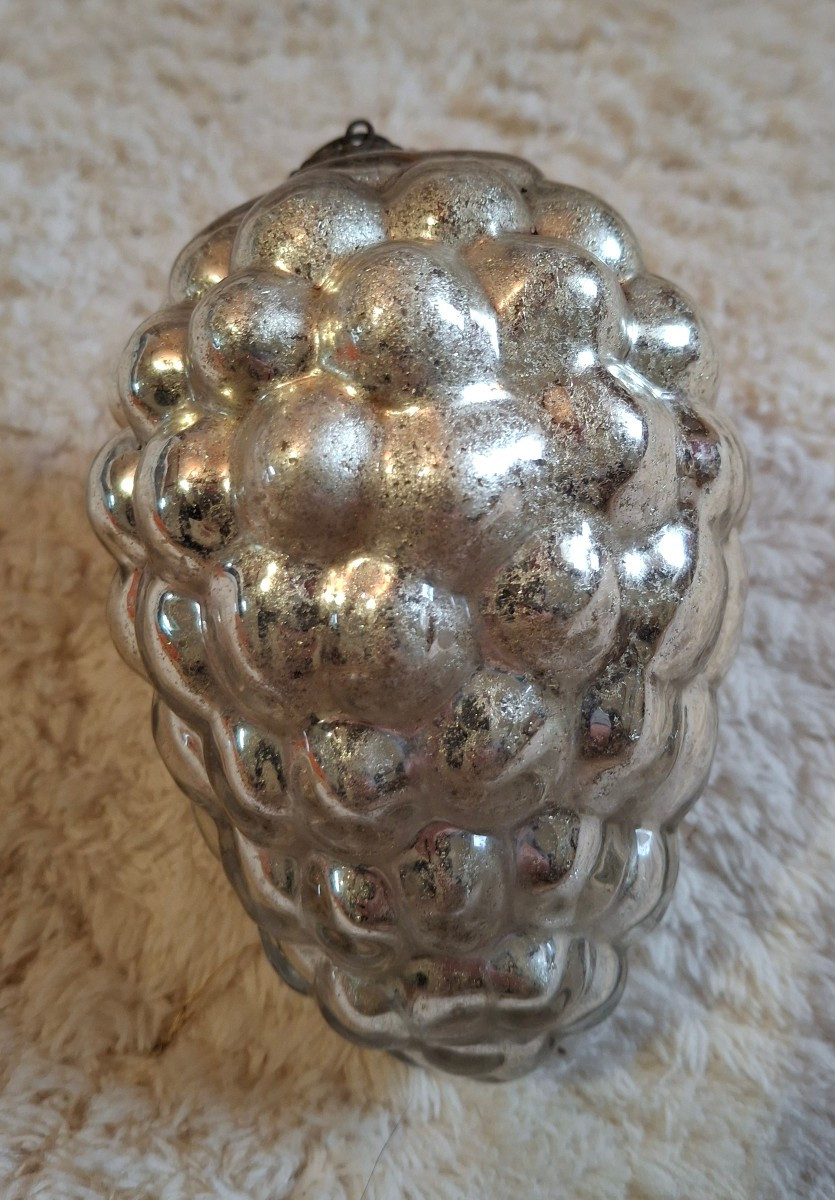 Boule de Noël ancienne en verre eglomisé raisin, fin 19eme siècle 