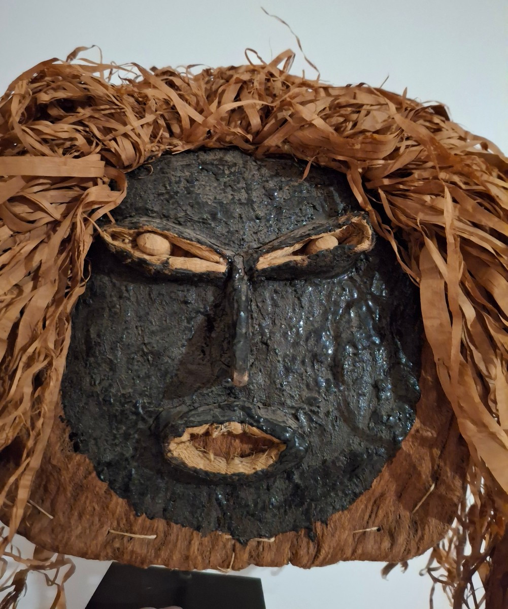 Masque en fibres et pigment bitumineux, amazonie, Brésil-photo-2
