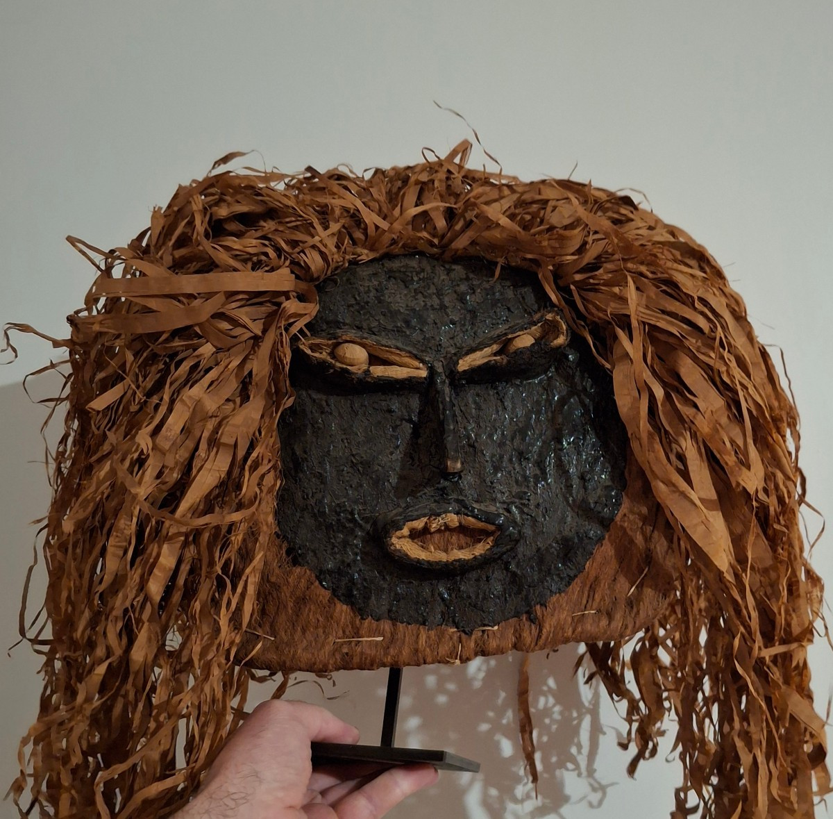 Masque en fibres et pigment bitumineux, amazonie, Brésil-photo-4