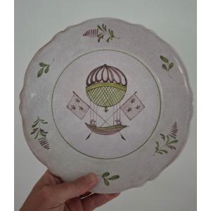 Assiette au ballon ou  à la montgolfière en  faïence. 