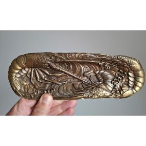 Porte stylo en bronze a décor marin, crevettes. Japon, 20eme siècle 
